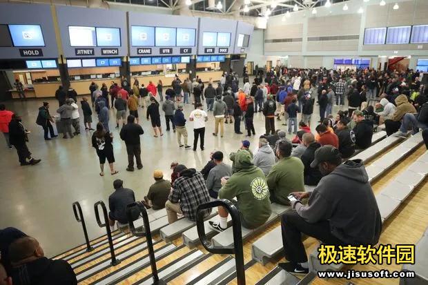 美国失业潮增至1700万，美国华人一夜之间收入签证绿卡全没了。